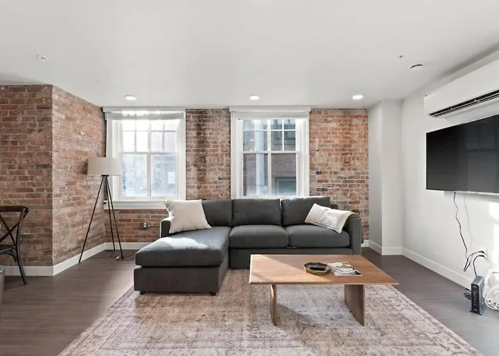King Bed - J And K On Main Luxury Apartment 306