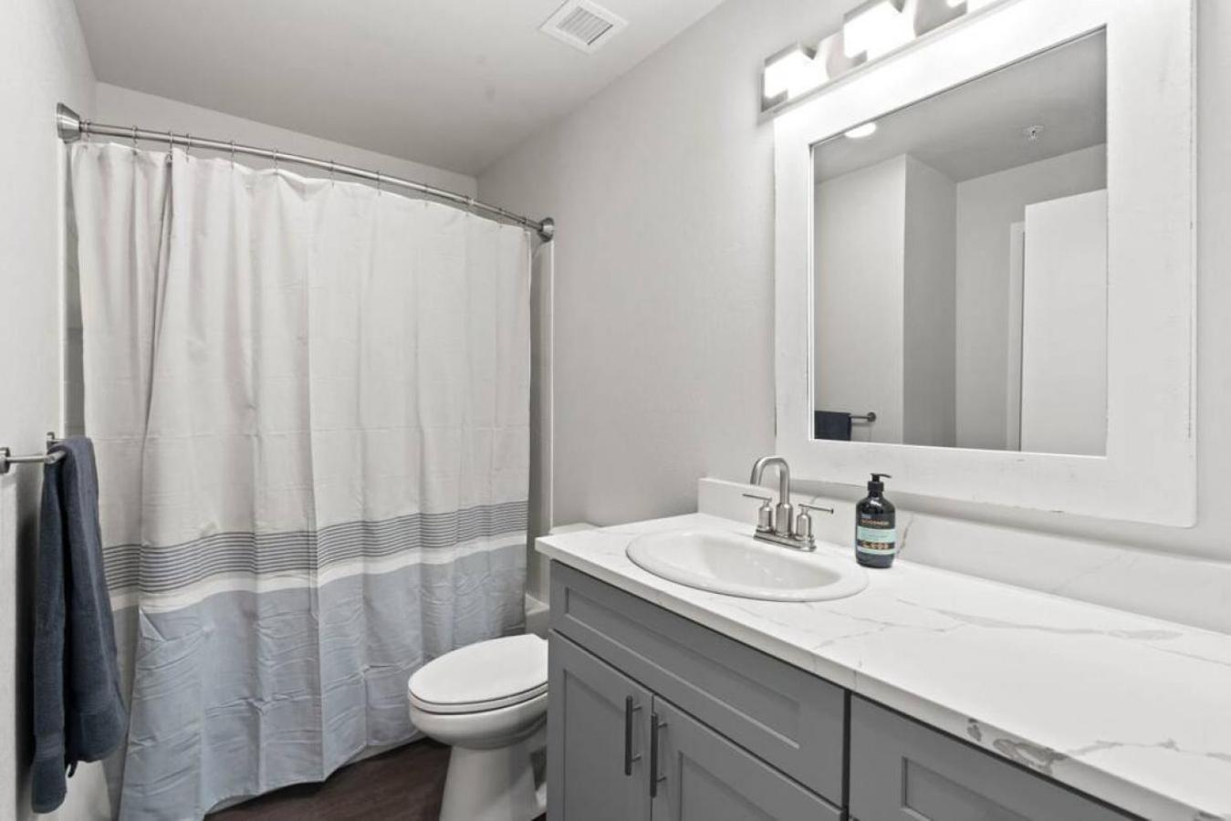 Apartment King Bed - J And K On Main Luxury 306 Spokane